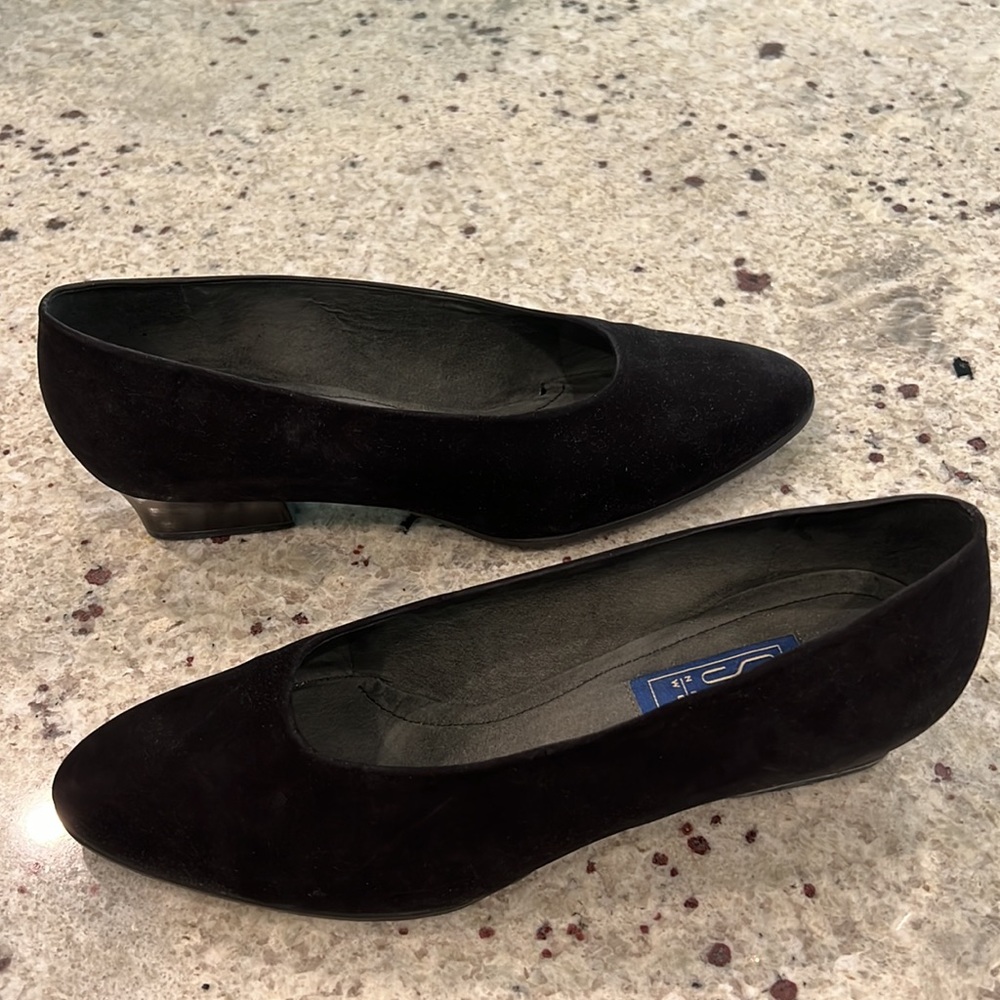 👠SPA NINE WEST BLACK SUEDE HEELS…SIZE 10 1.5” HEEL…Cushioned for extra comfort!